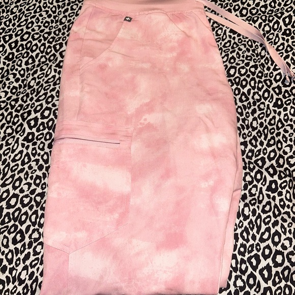 Women’s FIGS Scrubs - Picture 4 of 6